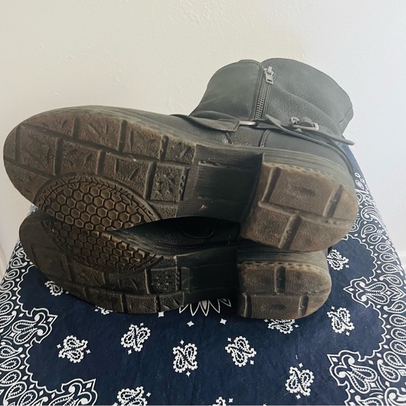 Tan high boots size 8 1/2
Black mid boots size 8 - Picture 8 of 8